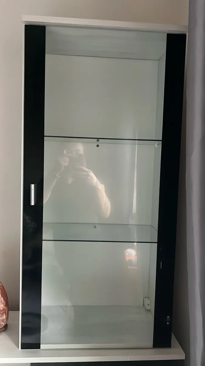 Display cabinet (glass)+storage unit two separate - Image 2