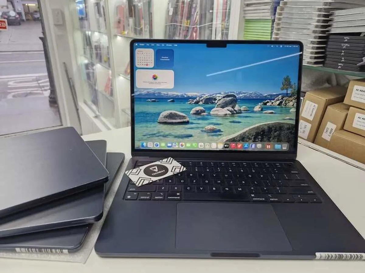 Apple Macbook Air M2 - Image 1