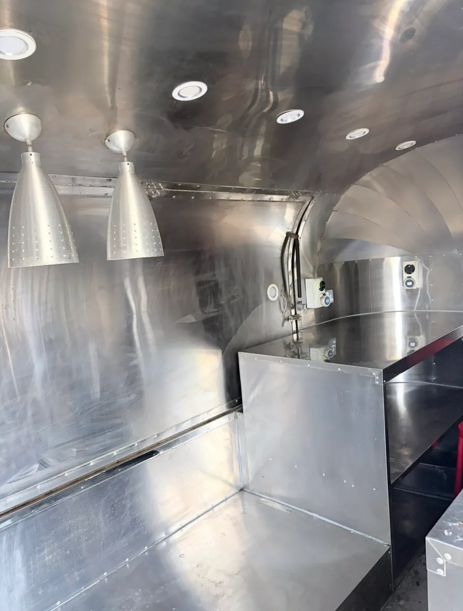 Like new 4 mtr Airstream Catering Trailer - Image 4