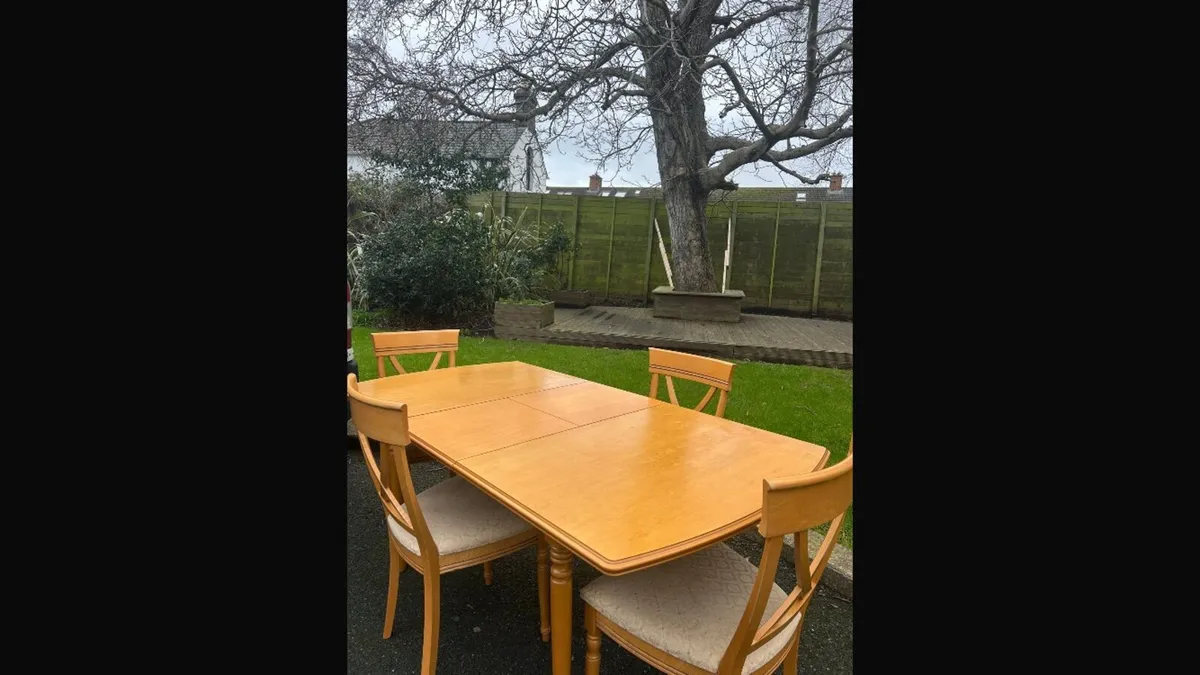 Table and chairs - Image 2