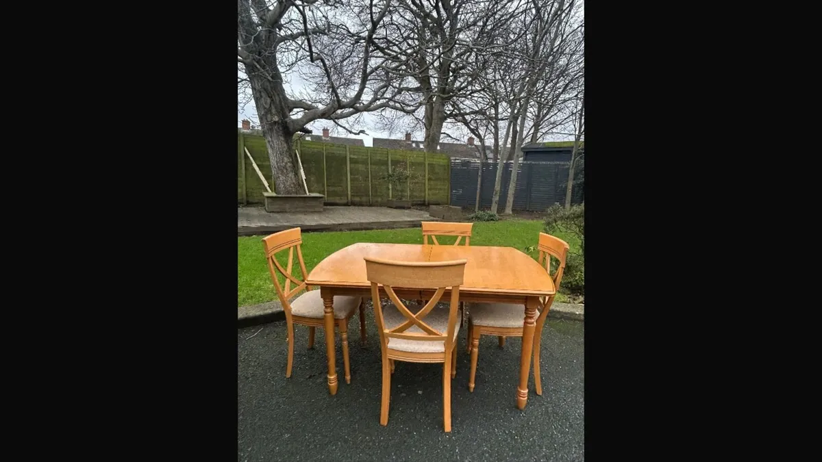 Table and chairs - Image 1