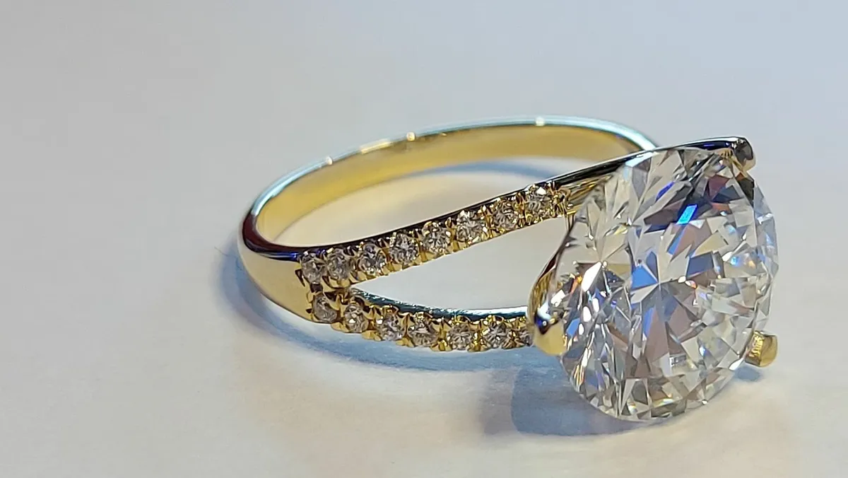 14k Gold ring with 5.2 ct Lab-Grown Diamonds, 5.04 - Image 1