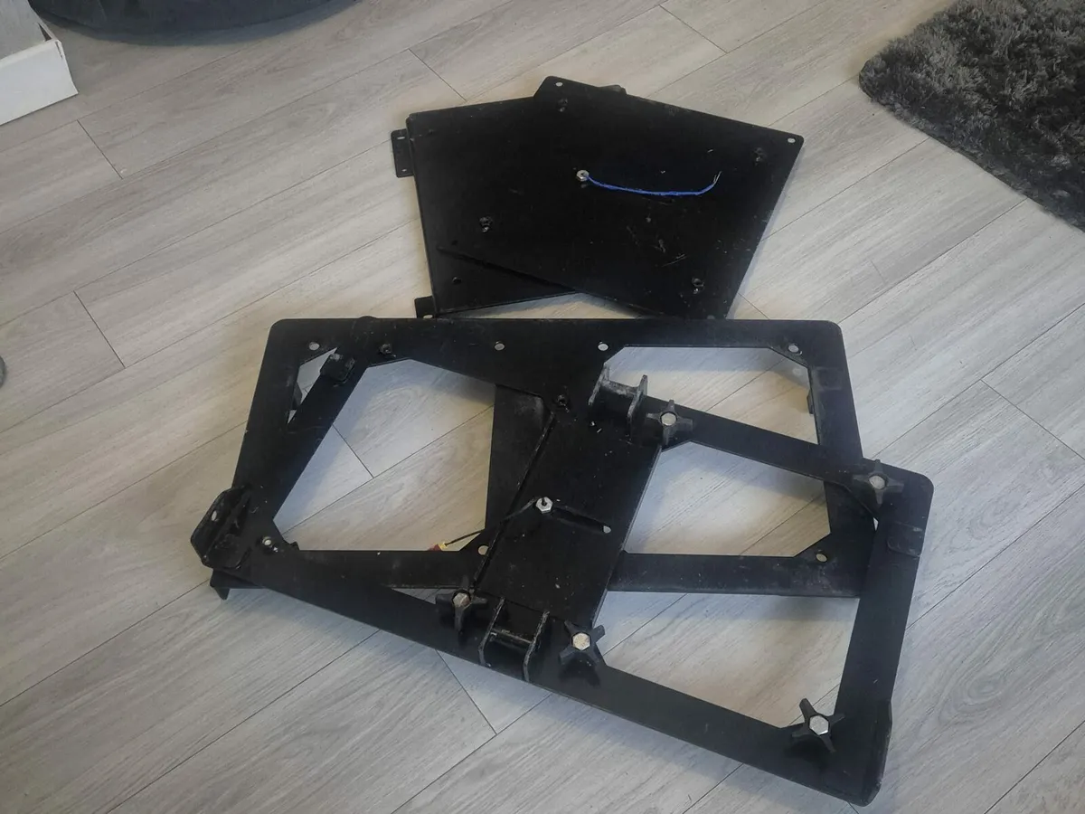 Seat swivels - Image 1