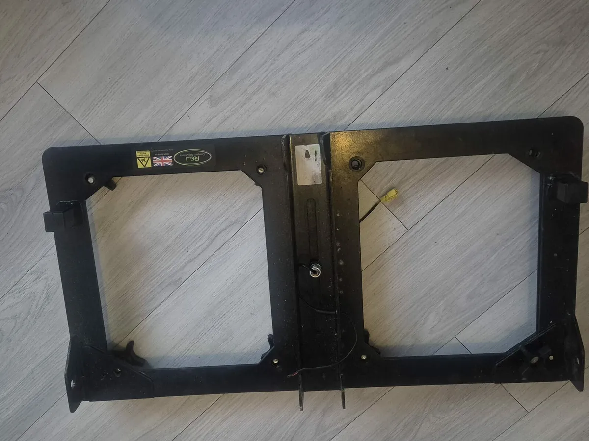 Seat swivels - Image 2