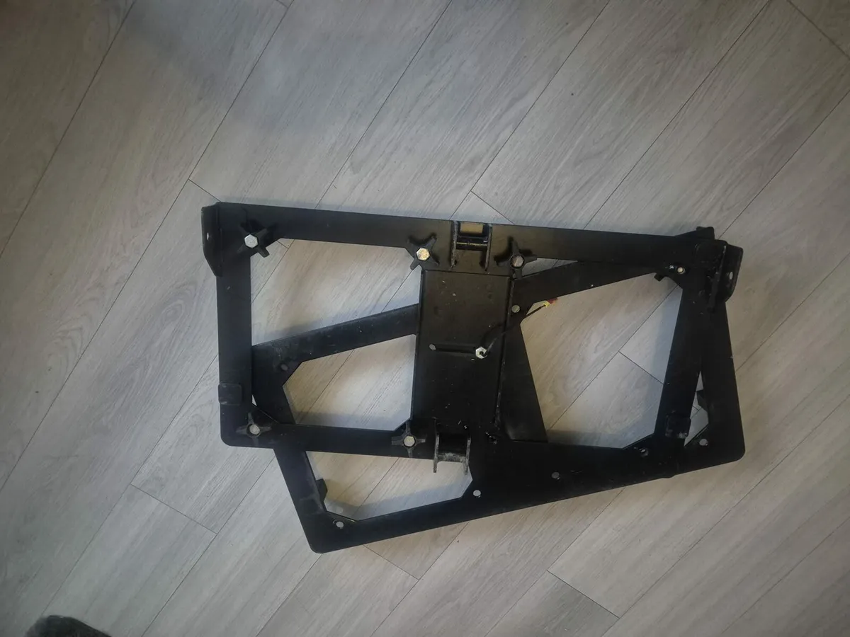 Seat swivels - Image 3