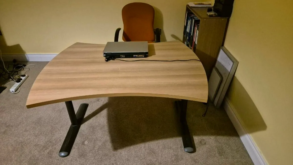 Office desk - Image 1