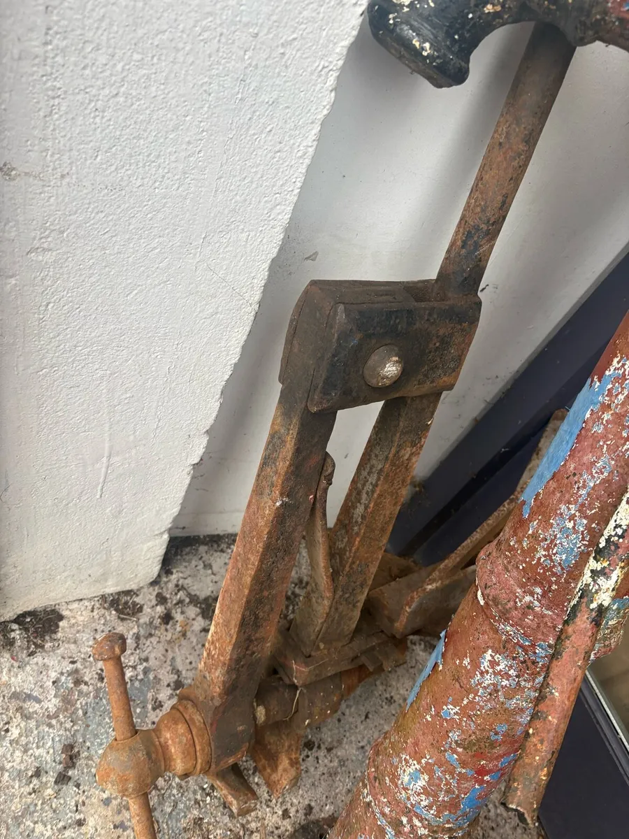 Pair of heavy duty vices - Image 1