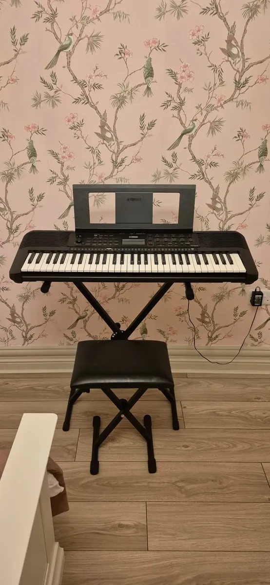 Yamaha psr E273 digital keyboard - Image 1