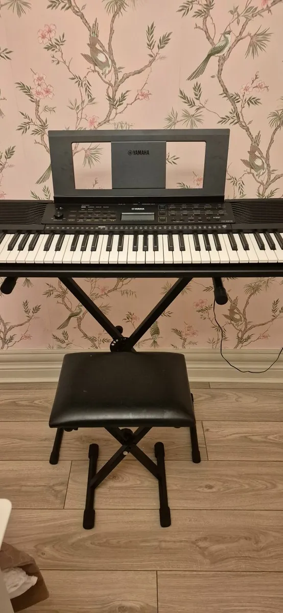 Yamaha psr E273 digital keyboard - Image 4