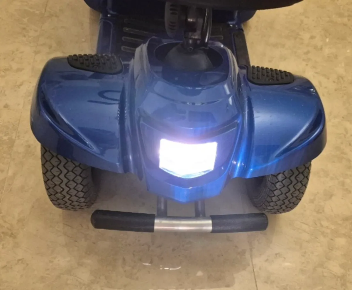 ELECTRIC MOBILITY SCOOTER 8MPH MAKE: CARE COLOUR M - Image 4