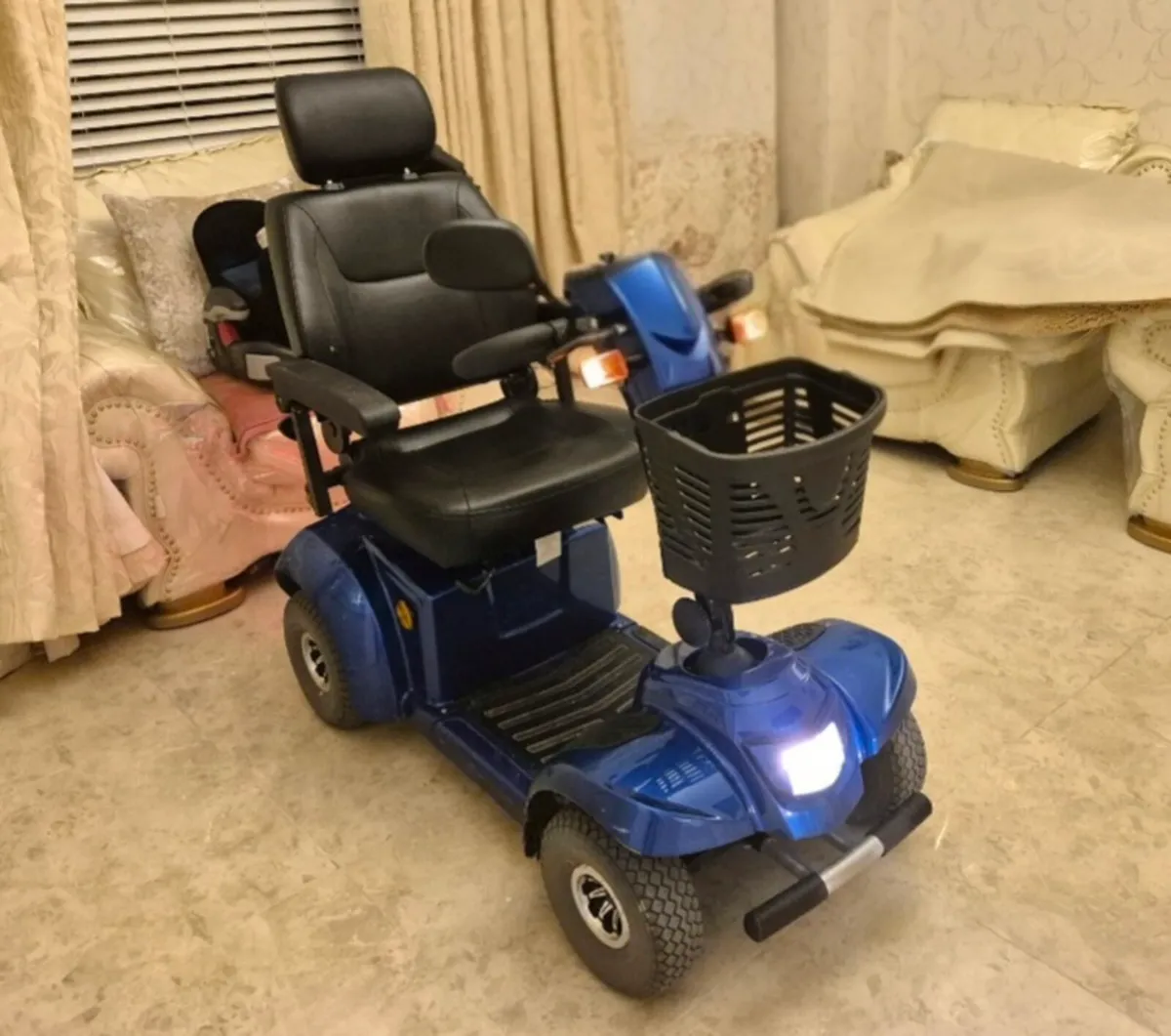 ELECTRIC MOBILITY SCOOTER 8MPH MAKE: CARE COLOUR M - Image 1