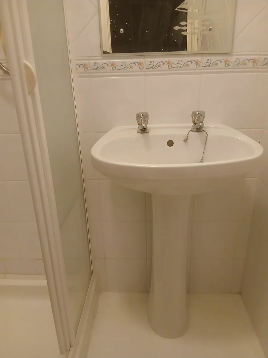 Bathroom ware - Image 1