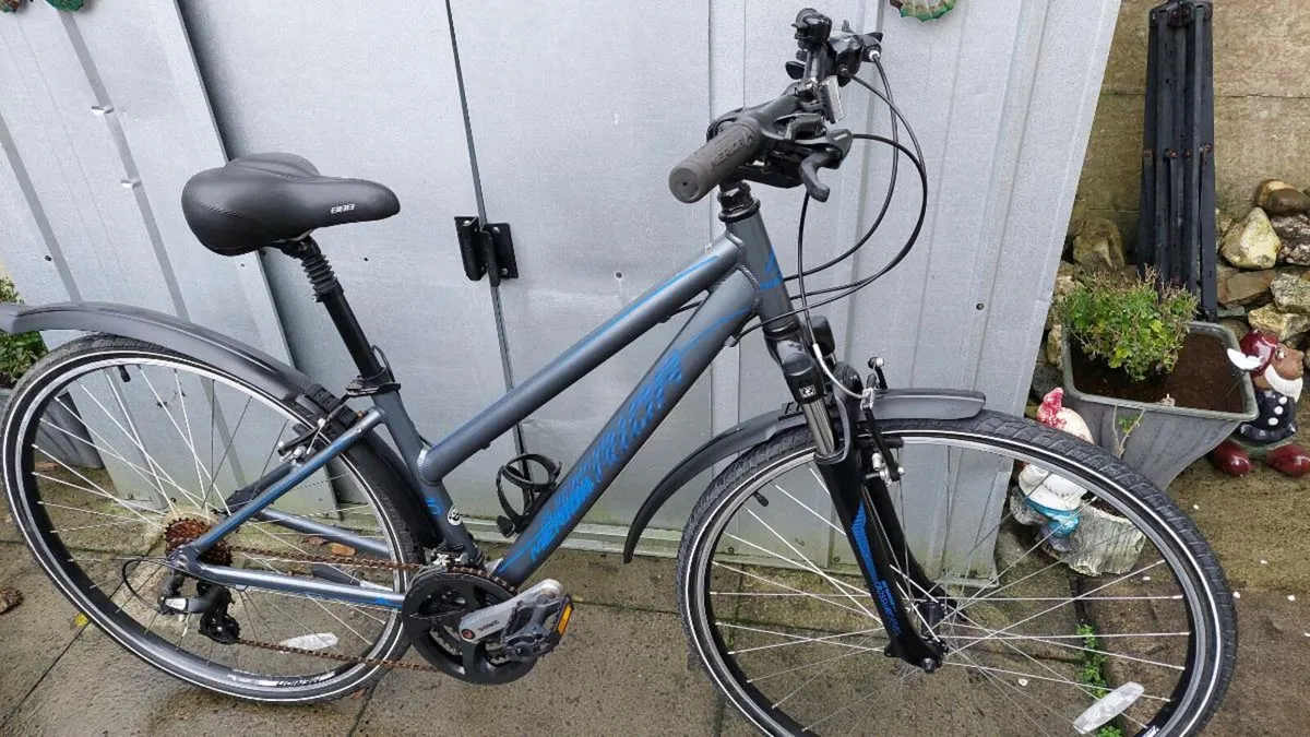 Merida Crossway Hybrid Bike - Image 1