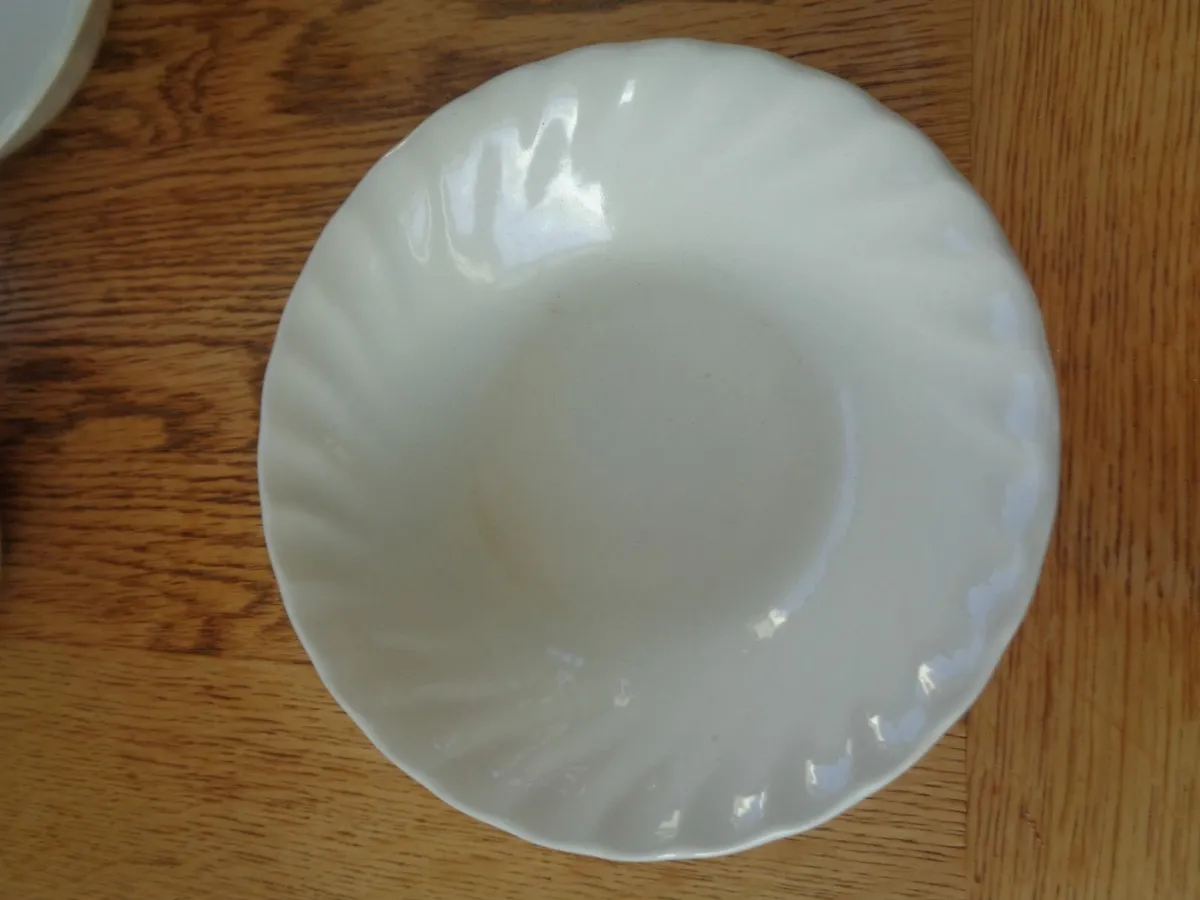 White Desert/Soup Dishes x 5 for Sale - Image 2