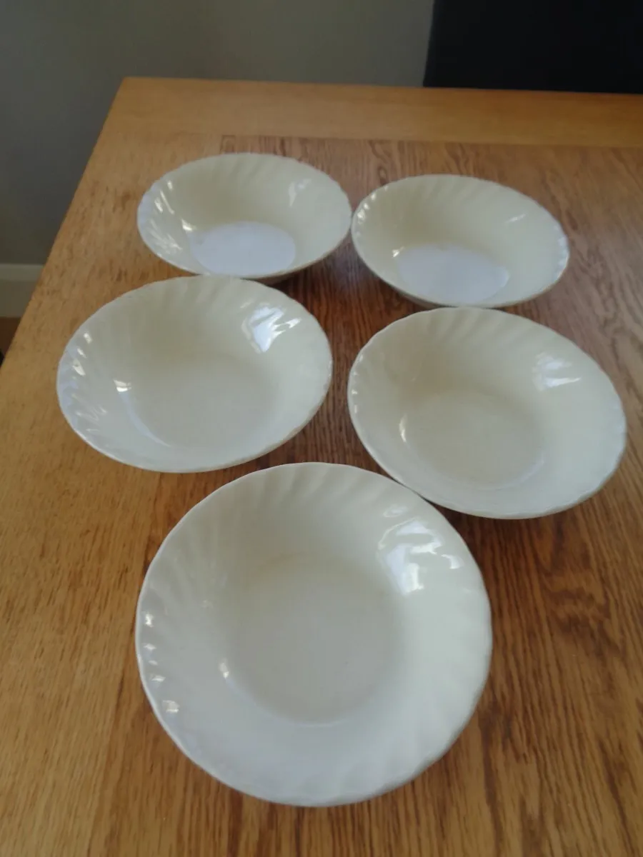 White Desert/Soup Dishes x 5 for Sale - Image 1