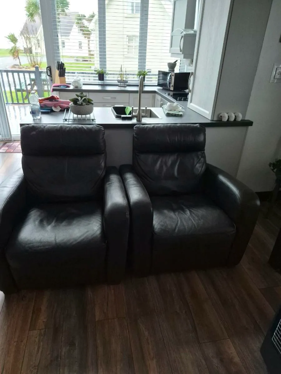 Leather suite 3 1 1 recliners - Image 2