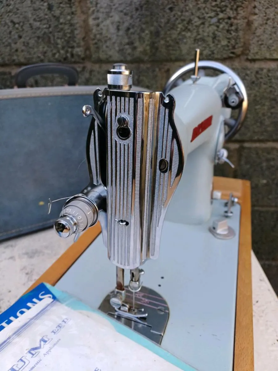 1960s Novum Manual Sewing Machine - Image 4