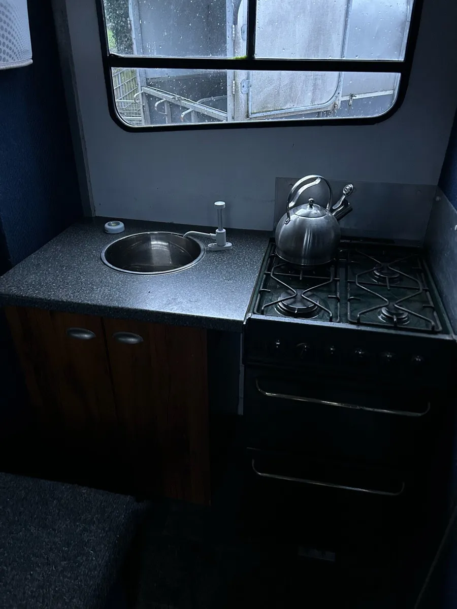 Iveco 2 Horse Lorry - Image 4