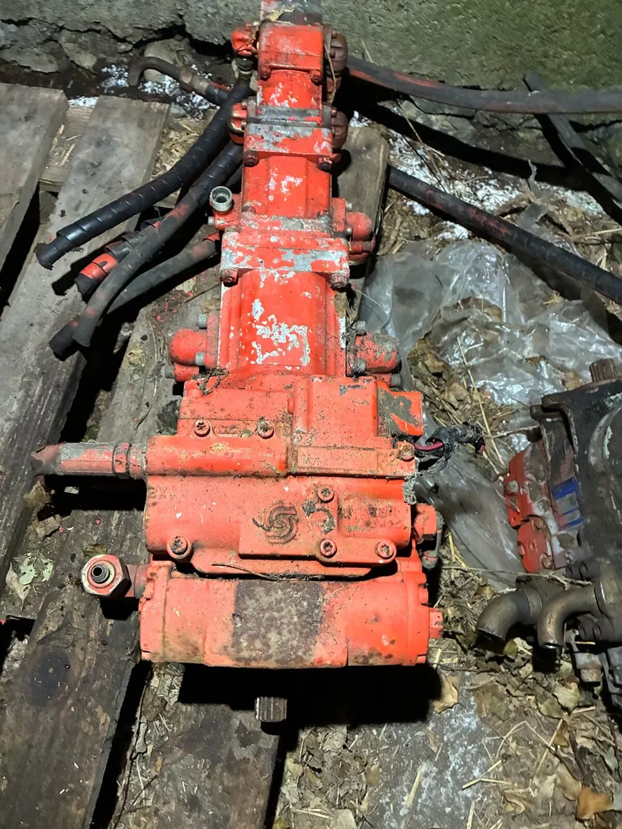 Sauer danfoss hydraulic pump - Image 1