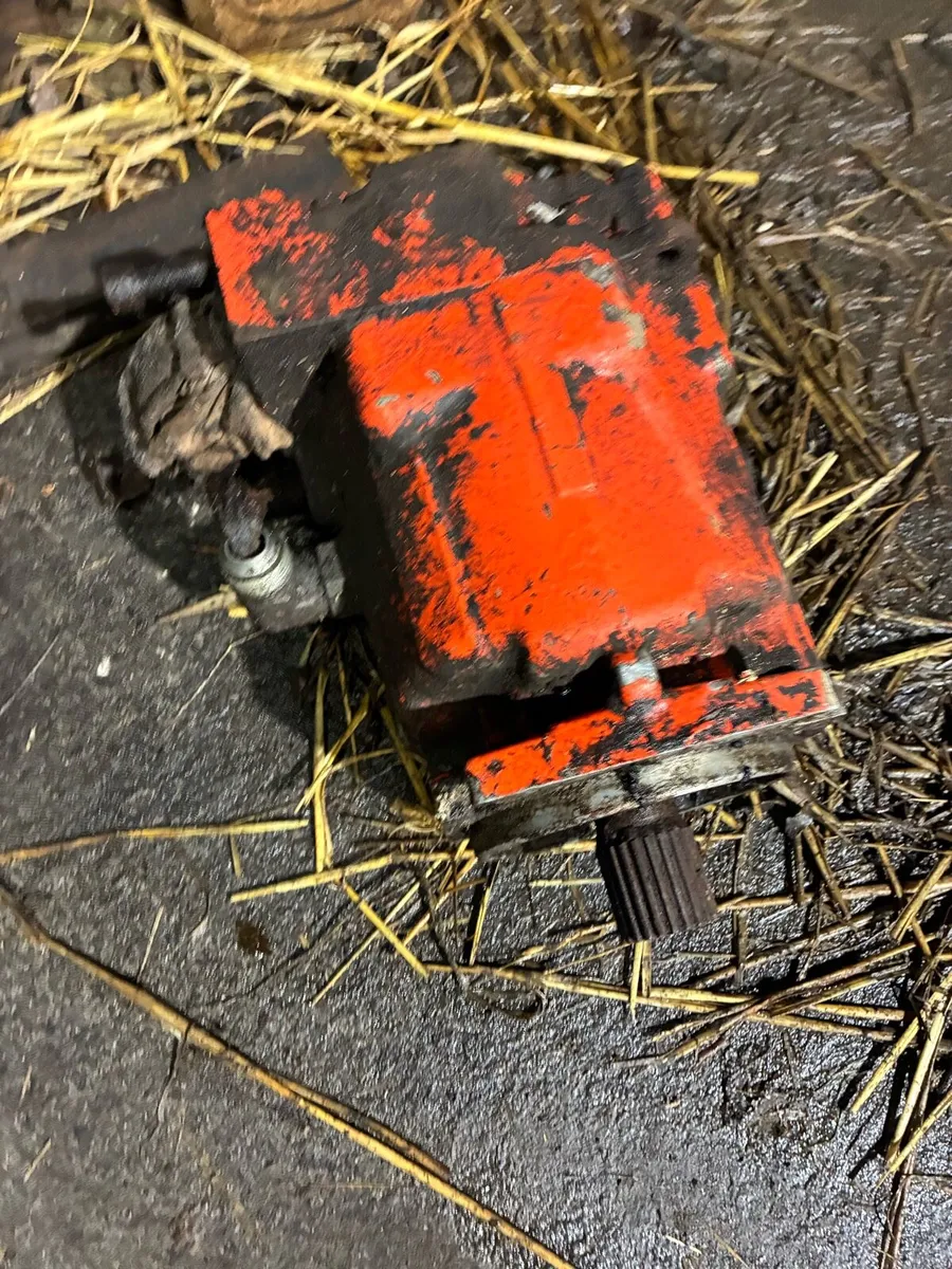 Sauer danfoss hydraulic pump - Image 3