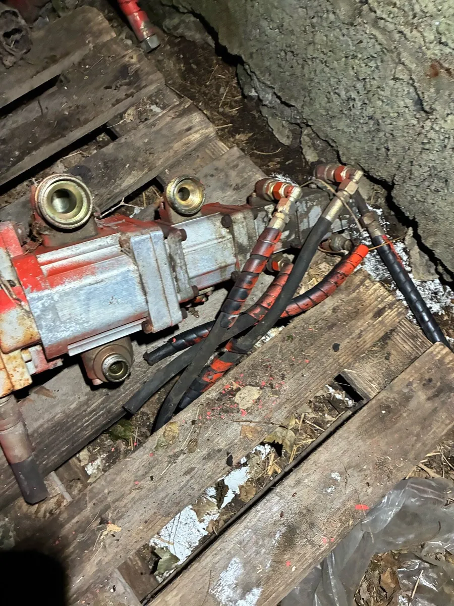 Sauer danfoss hydraulic pump - Image 4