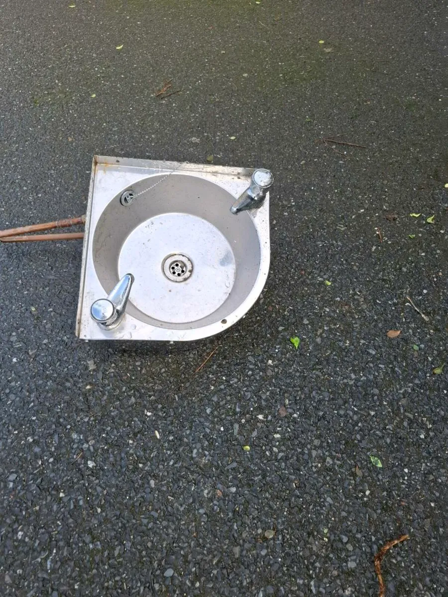 Water heater & corner sink - Image 2