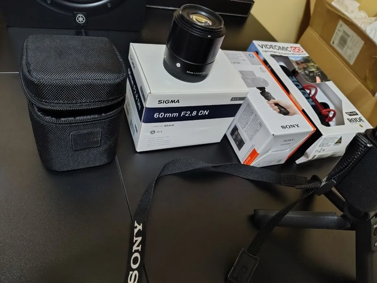 Sony ZV-E10 Camera, 2x Sigma Lens, Rode Mic & Shooting Grip - Image 3