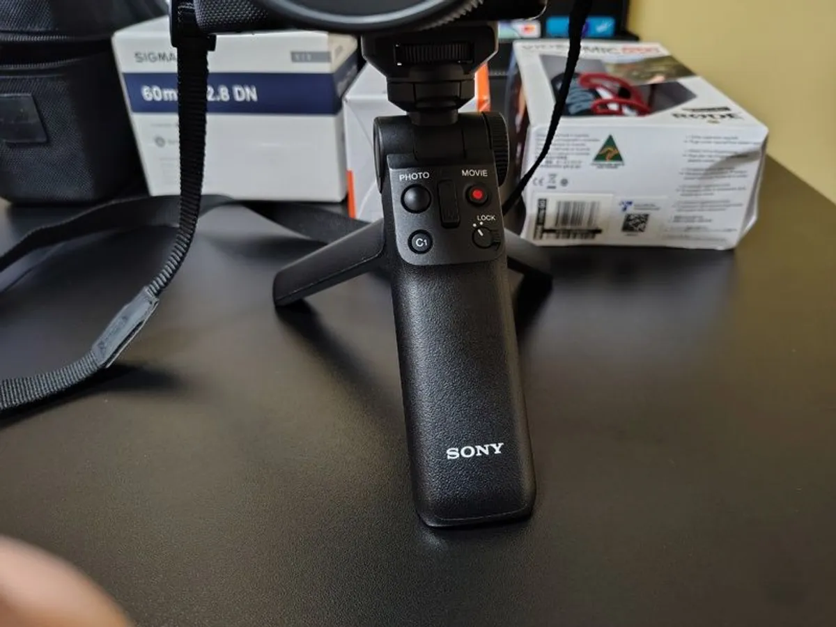 Sony ZV-E10 Camera, 2x Sigma Lens, Rode Mic & Shooting Grip - Image 4