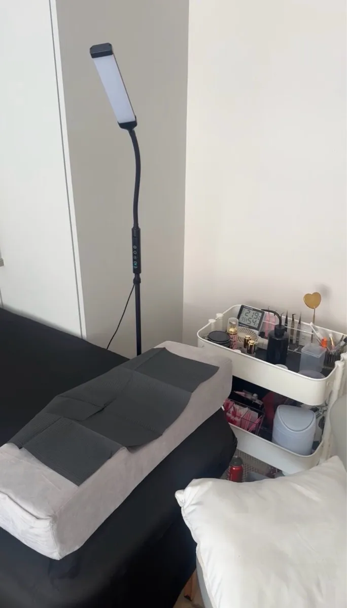 Lash bed and chair - Image 2