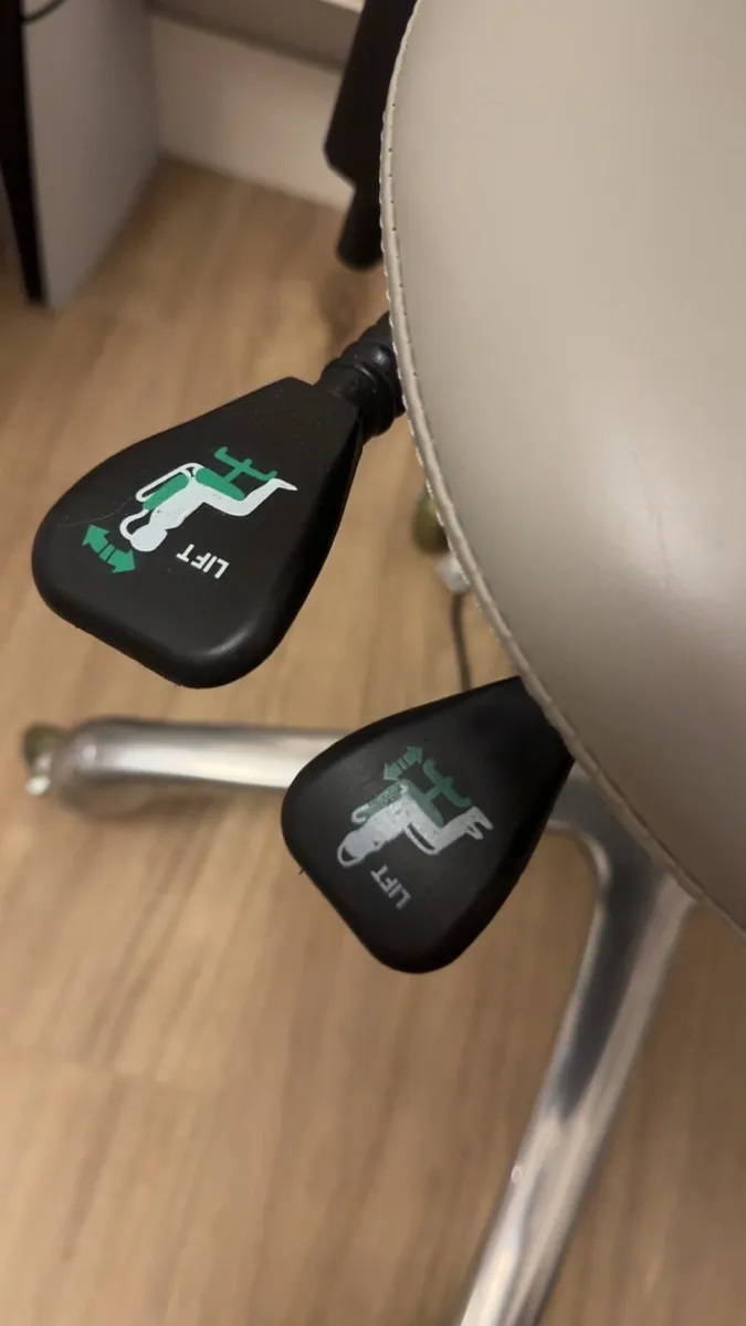 Lash bed and chair - Image 4