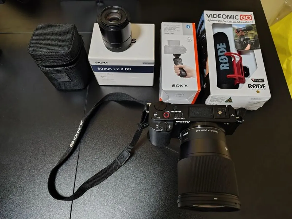 Sony ZV-E10 Camera, 2x Sigma Lens, Rode Mic & Shooting Grip - Image 1