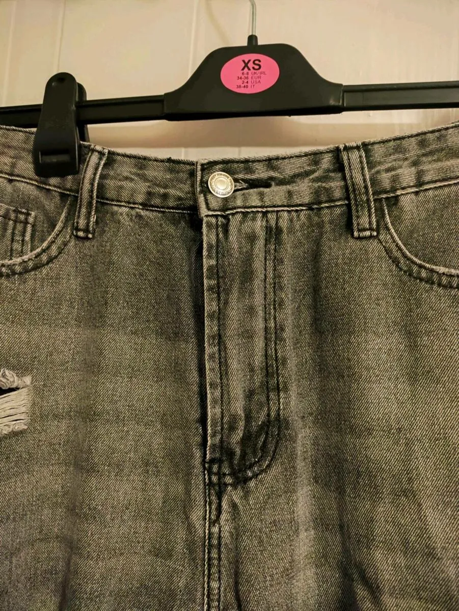 Distressed Gray Jeans – Size L - Image 3