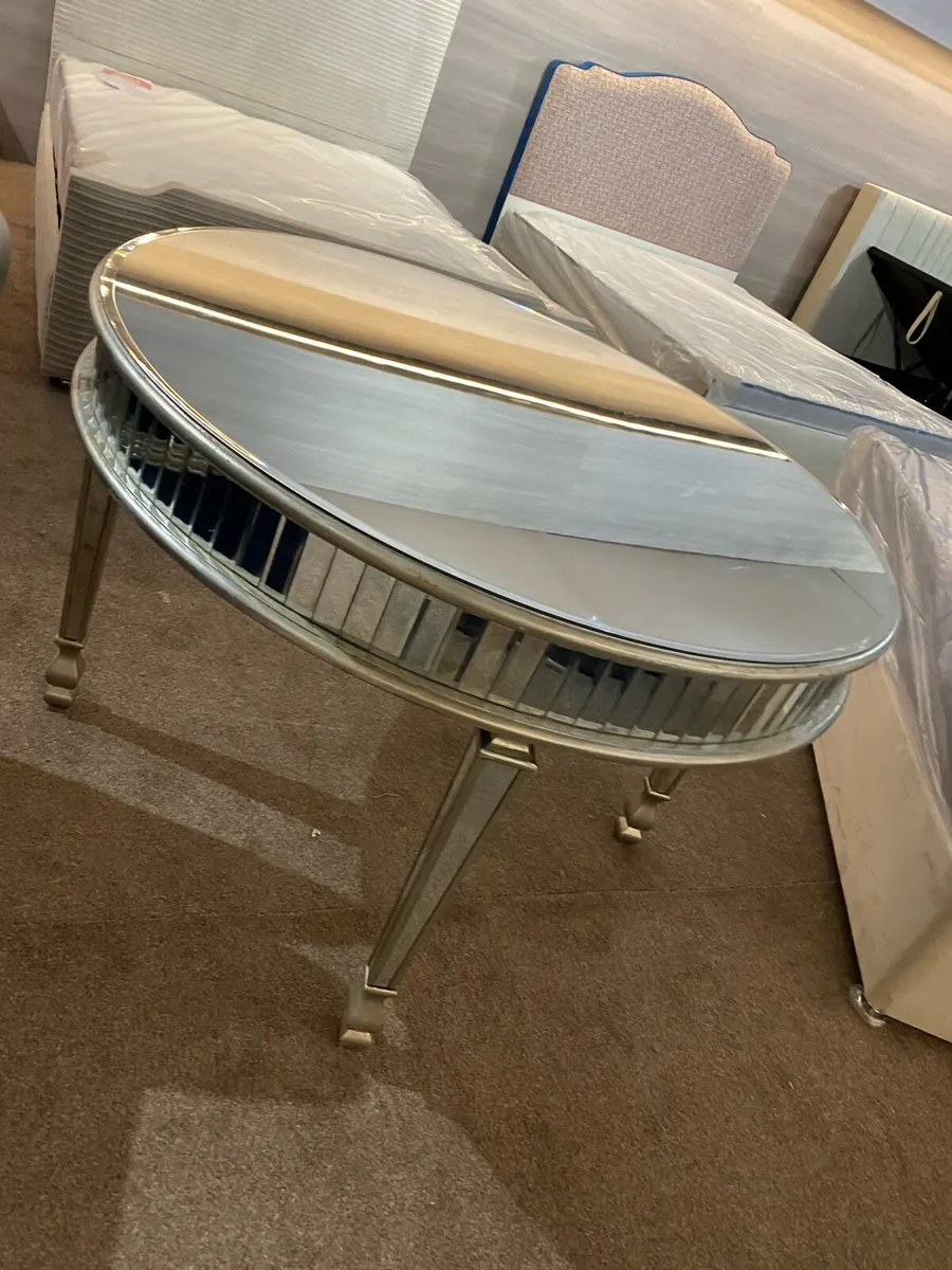 New mirrored round dinning tables only €250