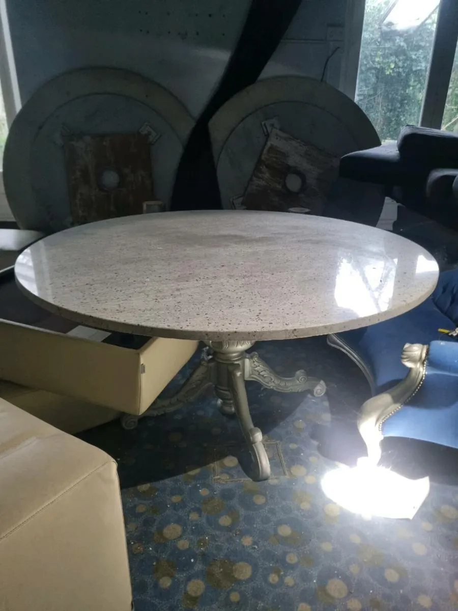 Marble table - Image 1