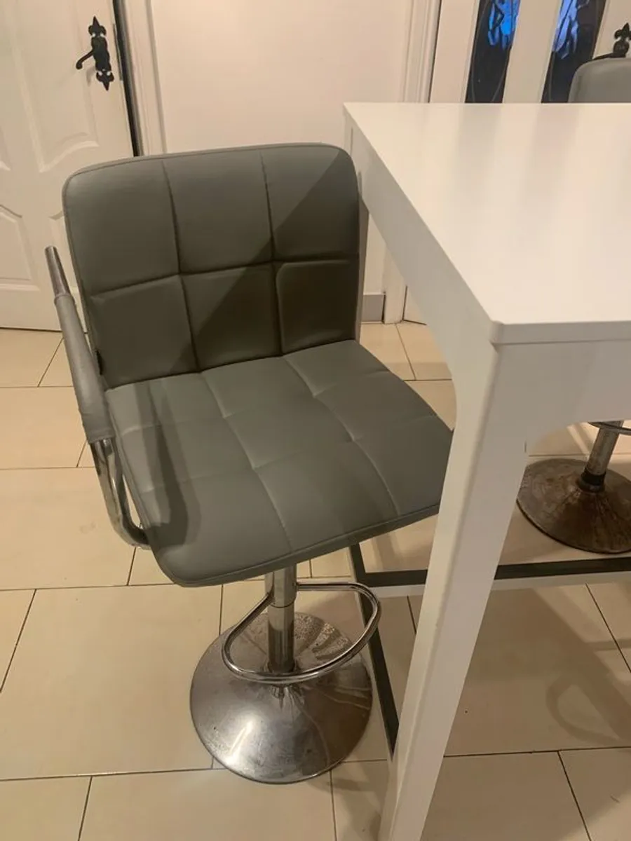 Kitchen island and stools from ikea like new - Image 3