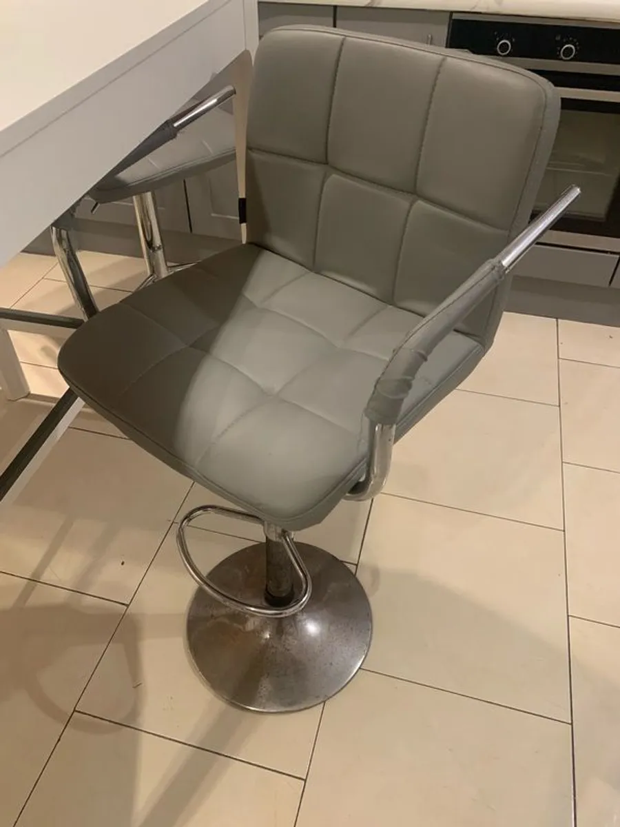 Kitchen island and stools from ikea like new - Image 4