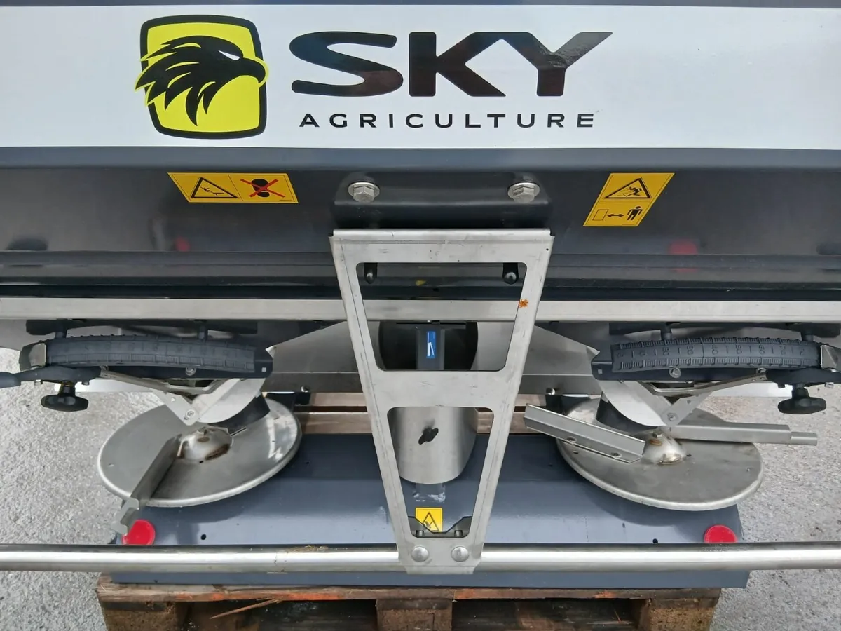 NEW SKY Agricultural Fert Spreader - Image 4