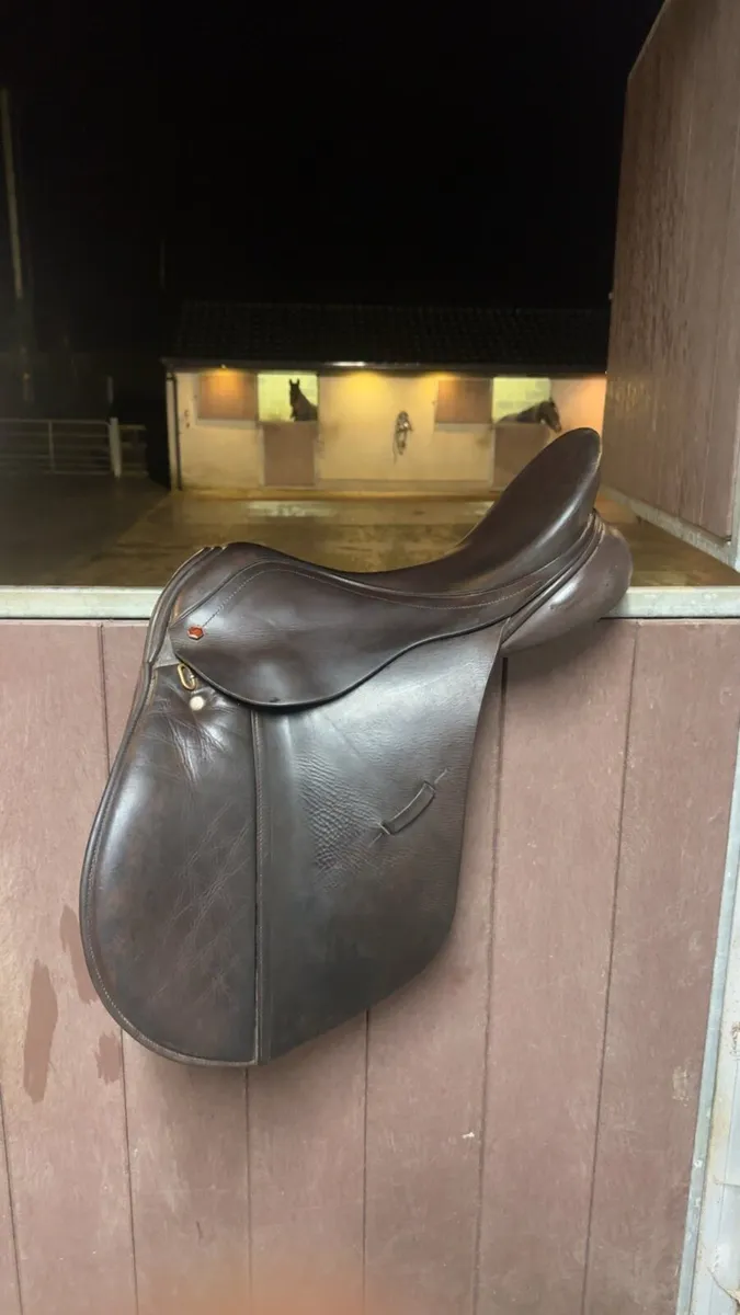 Albion Saddle 17.5 Inch - Image 1