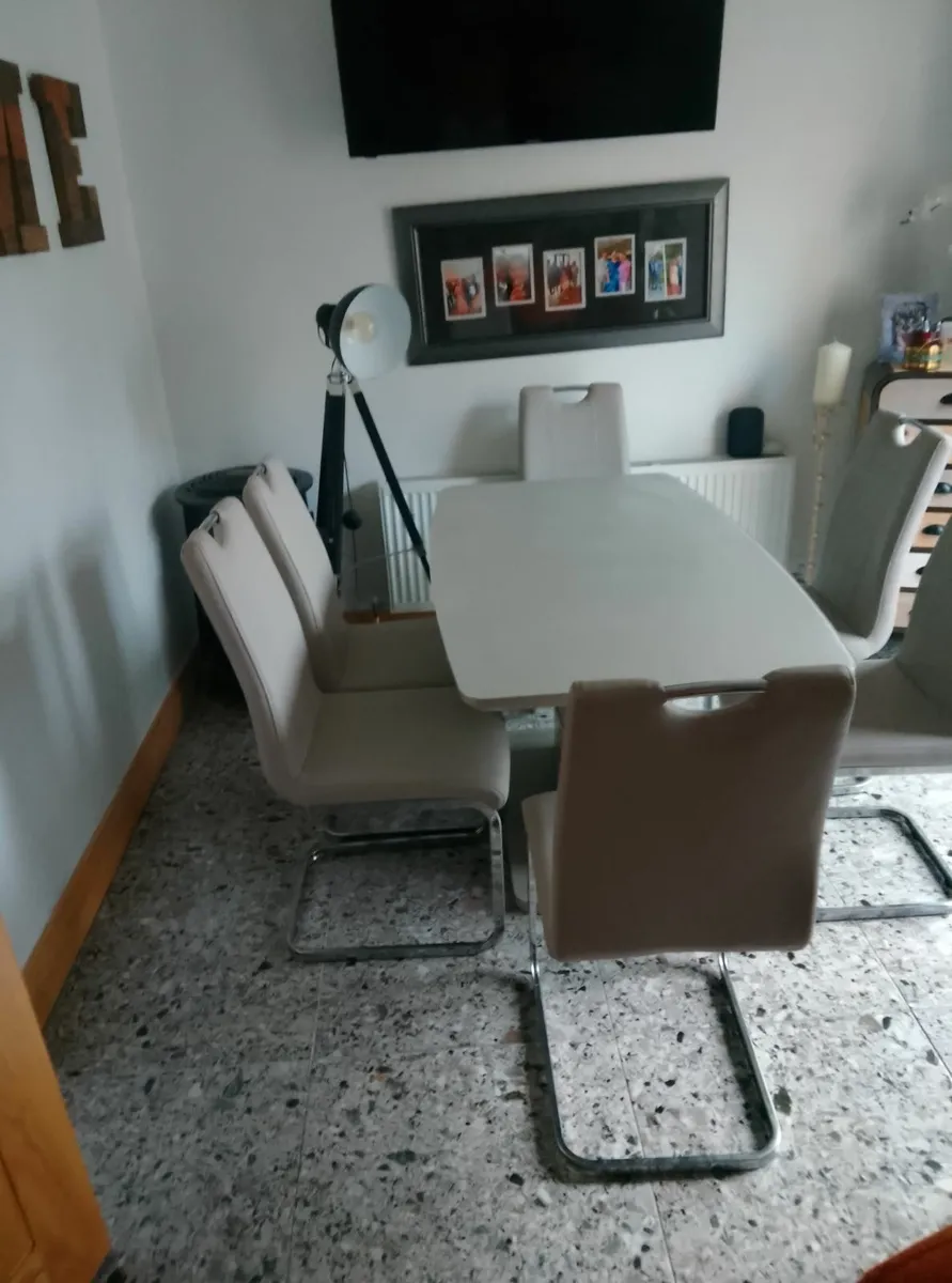 Table and 6 chairs - Image 1