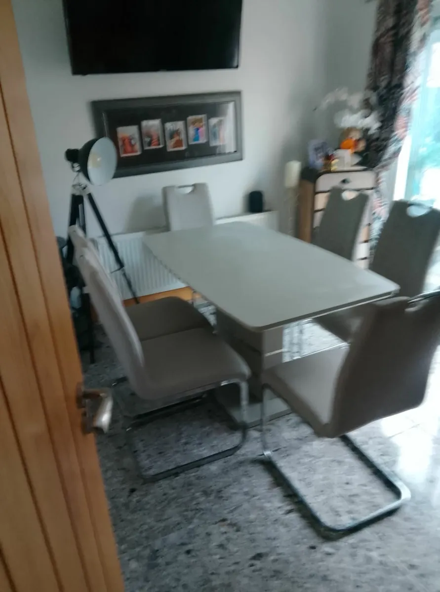 Table and 6 chairs - Image 2