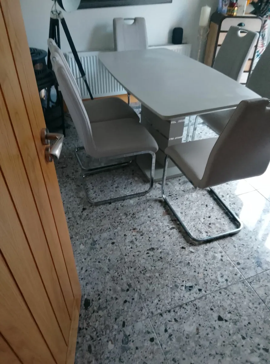Table and 6 chairs - Image 4