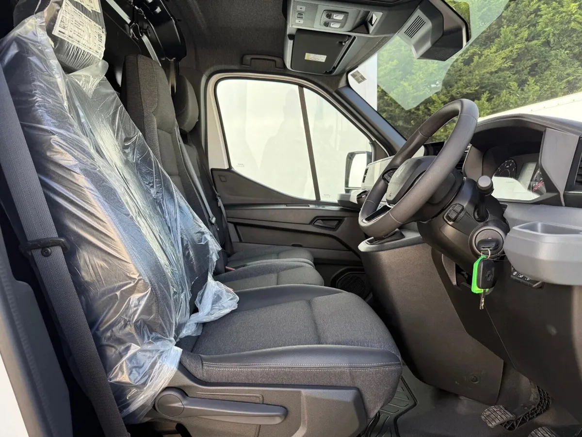 2020 Renault Master Low Loader Luton Box Van - Image 4