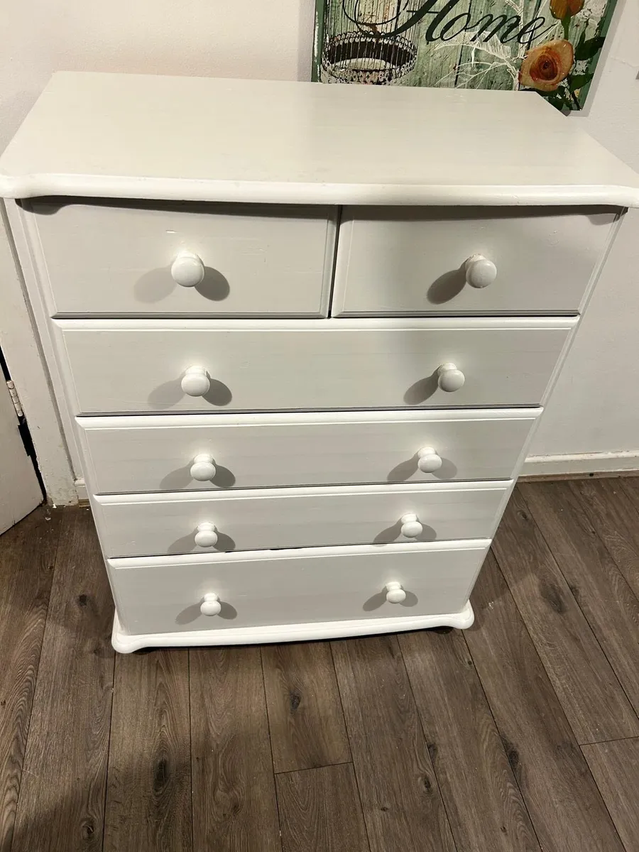 White chest of drawers
