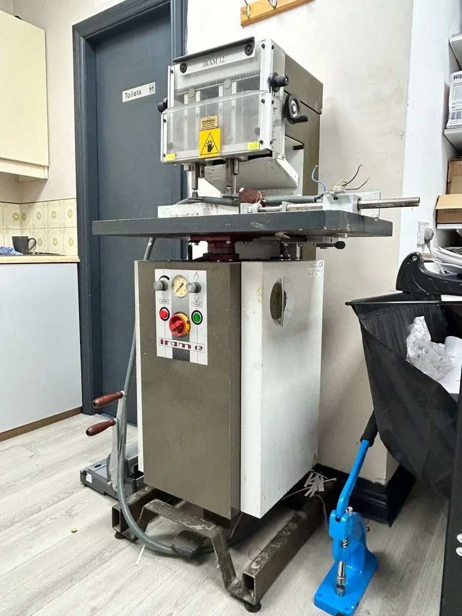 IRAM 12 hydraulic paper punch - Image 1