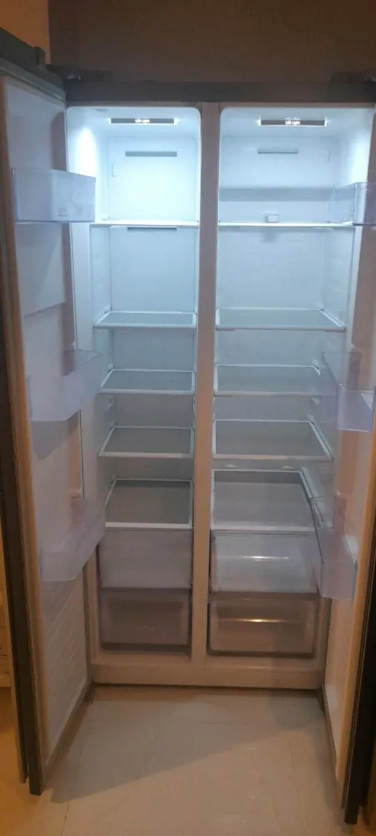 A fridge - Image 2