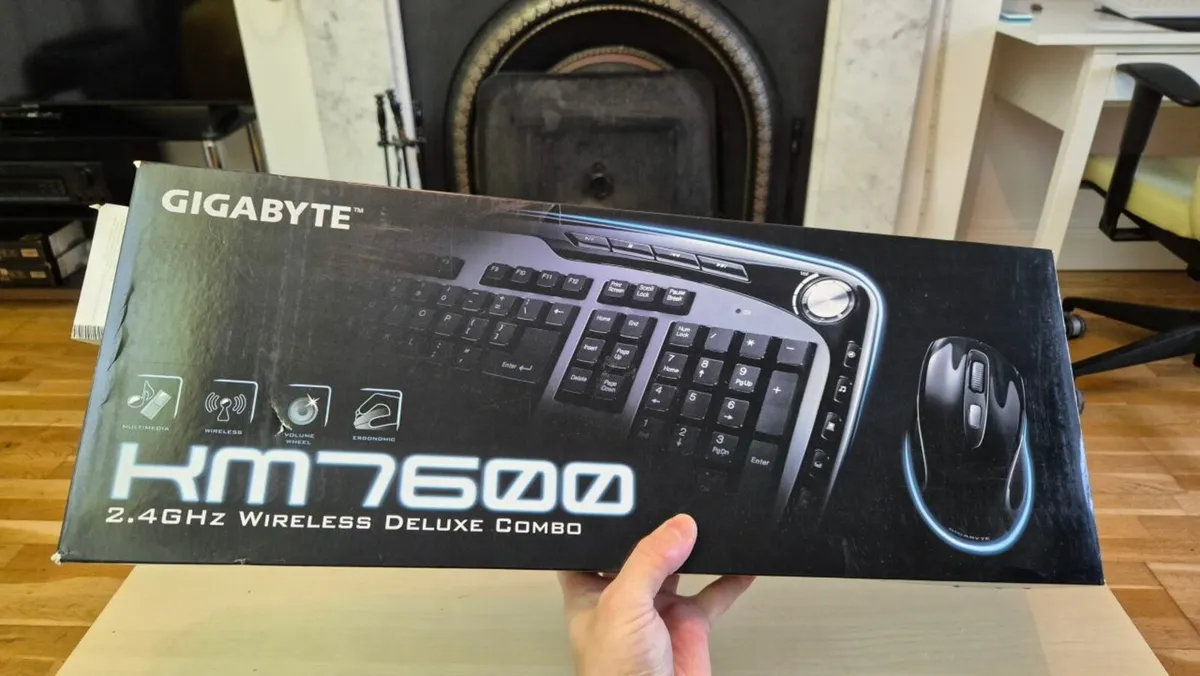Gigabyte KM7600 wireless keyboard & mouse combo - Image 1
