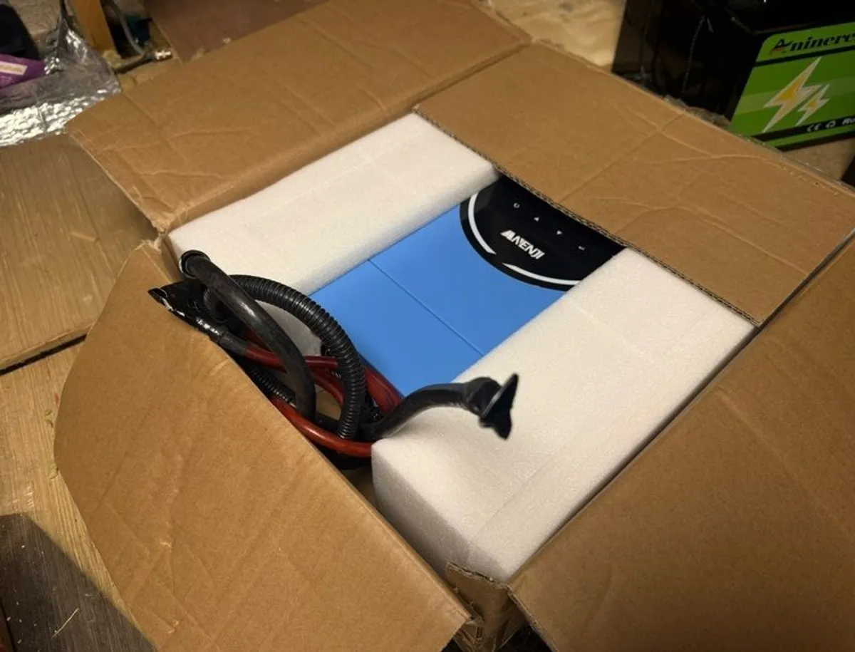 Hybrid solar inverter with batteries - Image 2