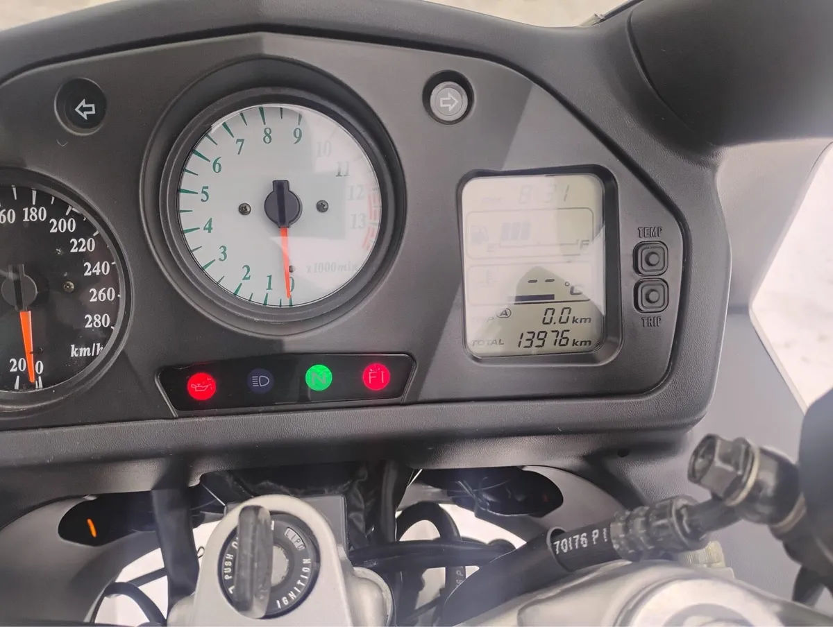 Honda vfr800 - 8419 miles Mint - Image 2