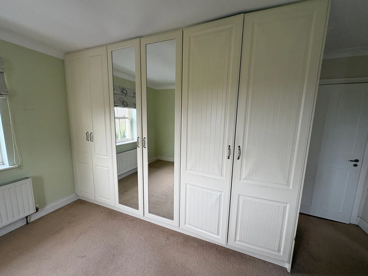 Fitted wardrobe - Image 1