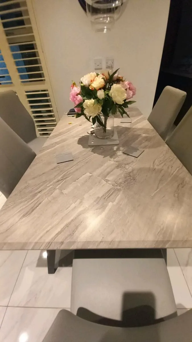 Dining room table - Image 1